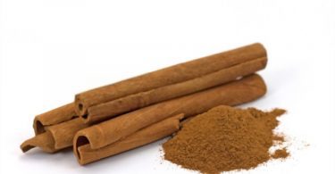 A picture of Cinnamon sticks and cinnamon powder, which may cause cinnamon allergy.
